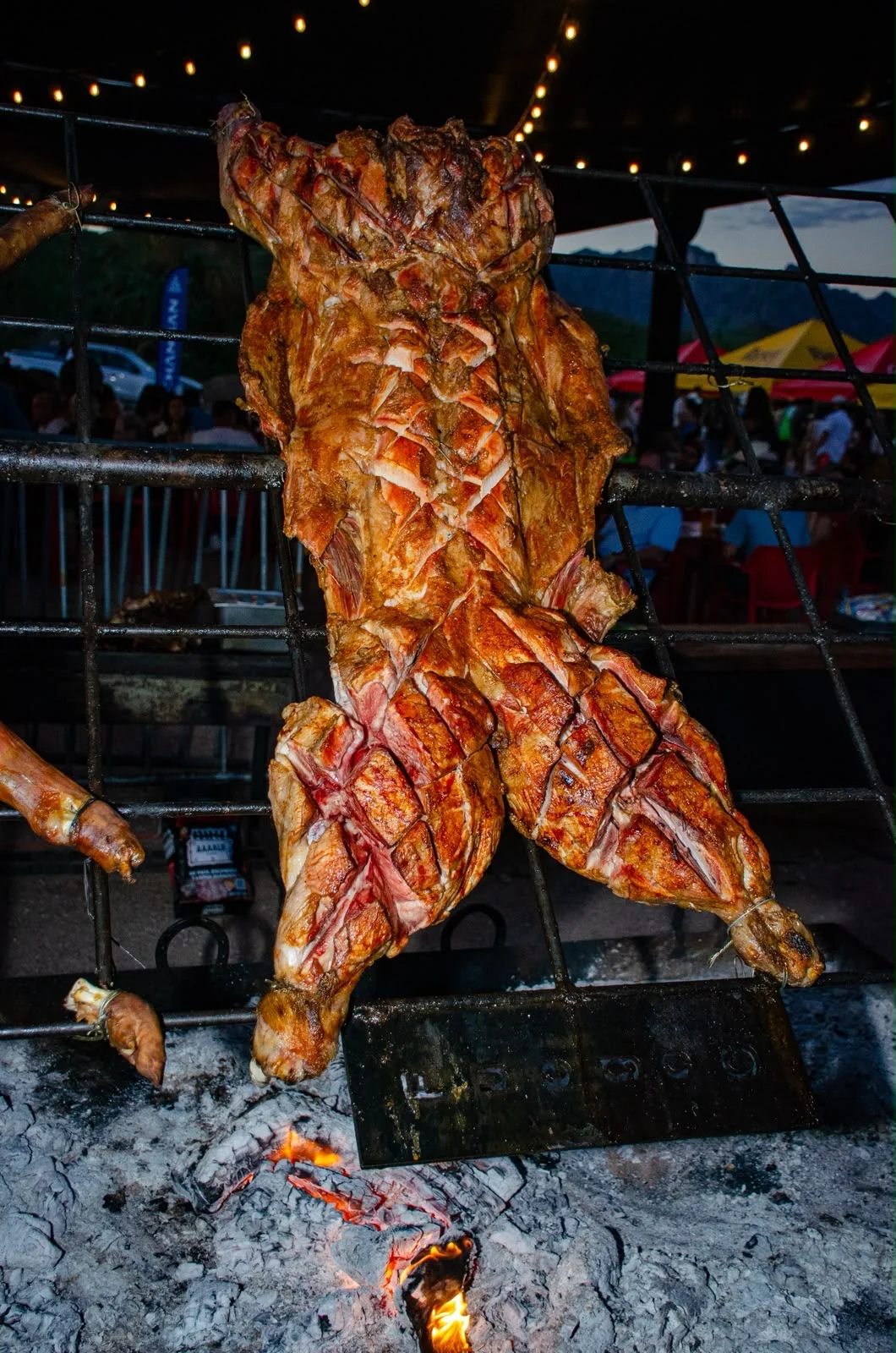 Asado tradicional a la estaca sobre las brasas