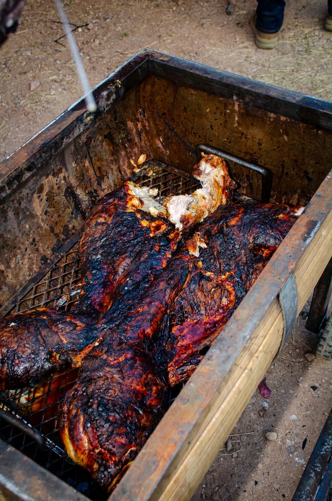 Carnes cocinándose dentro del cajón cubano